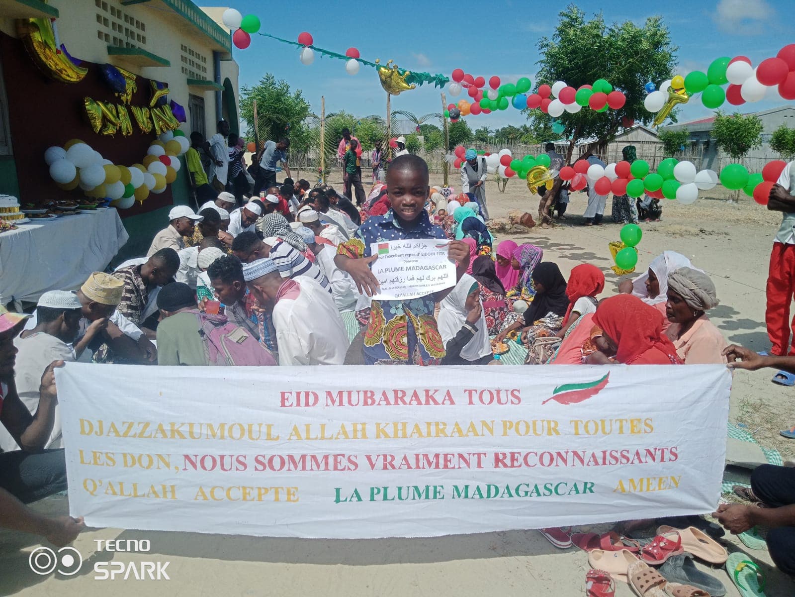 Repas en plein air pour la fête de l'Aïd